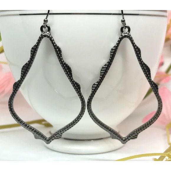 NEW 🌼 Gunmetal Teardrop frame drop earring - Picture 5 of 6